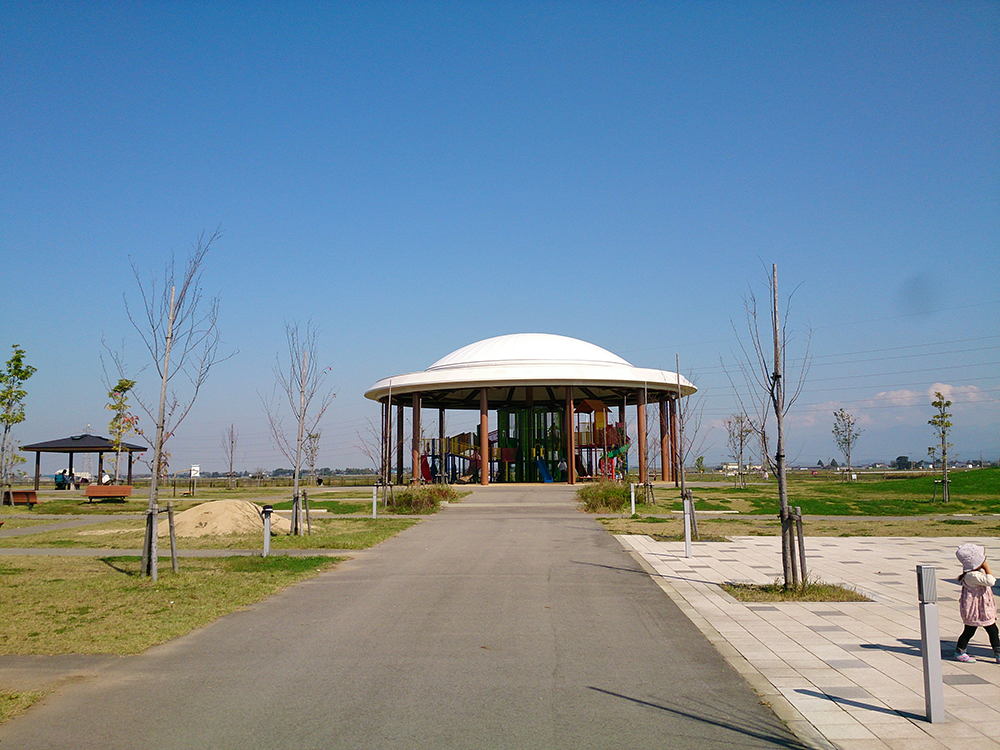 屋根付き遊具のある公園