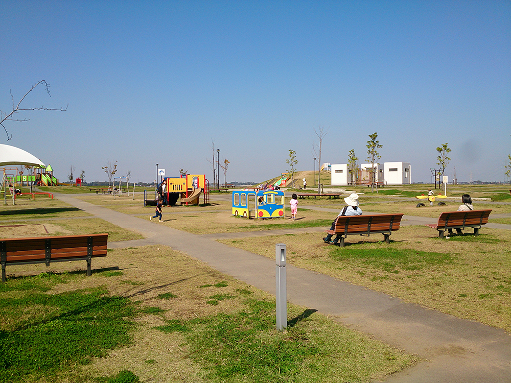 屋根付き遊具のある公園