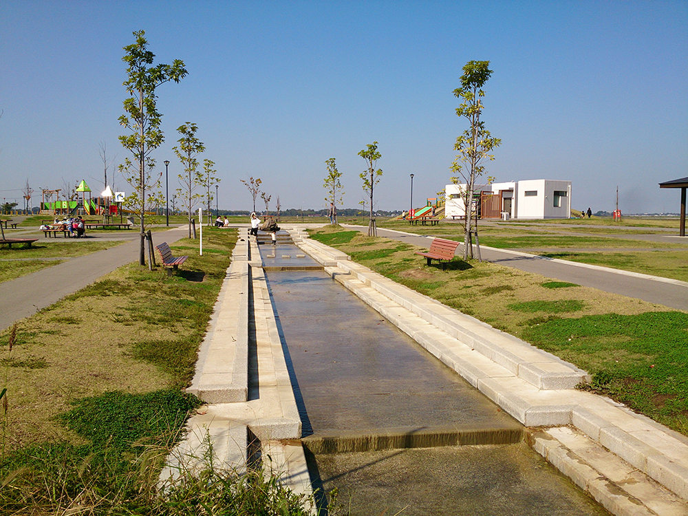 屋根付き遊具のある公園