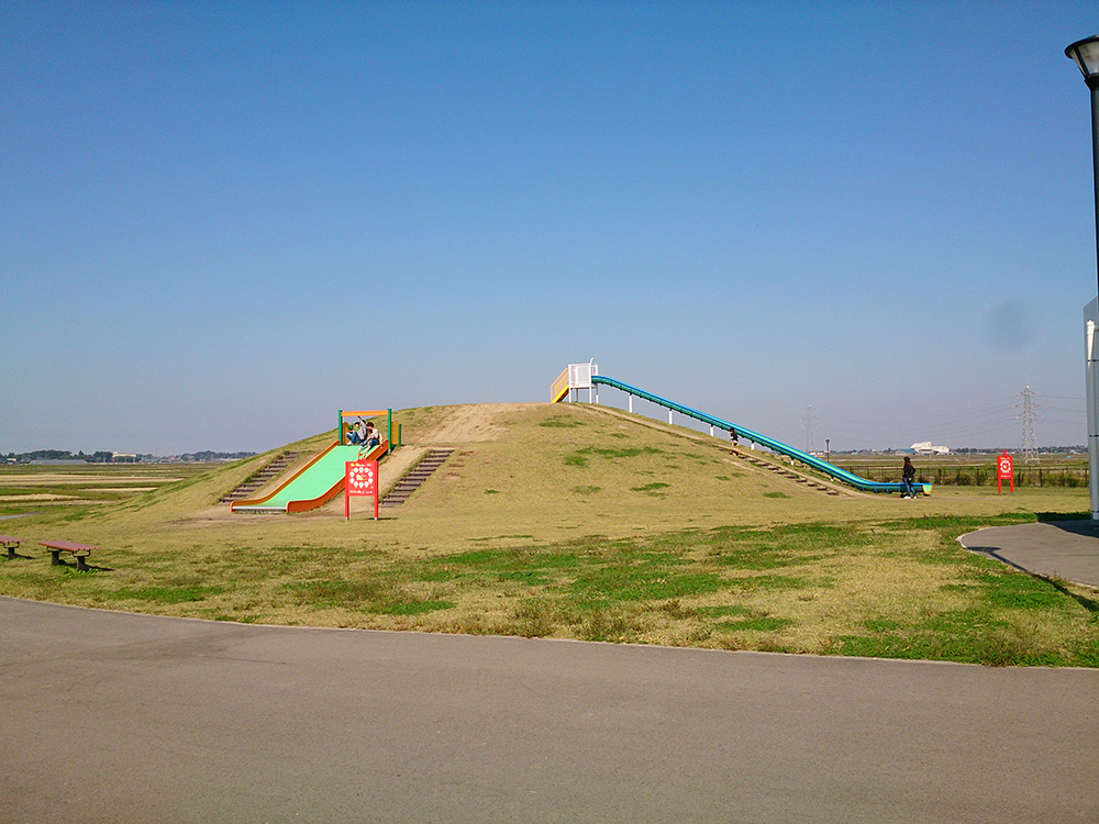 屋根付き遊具のある公園