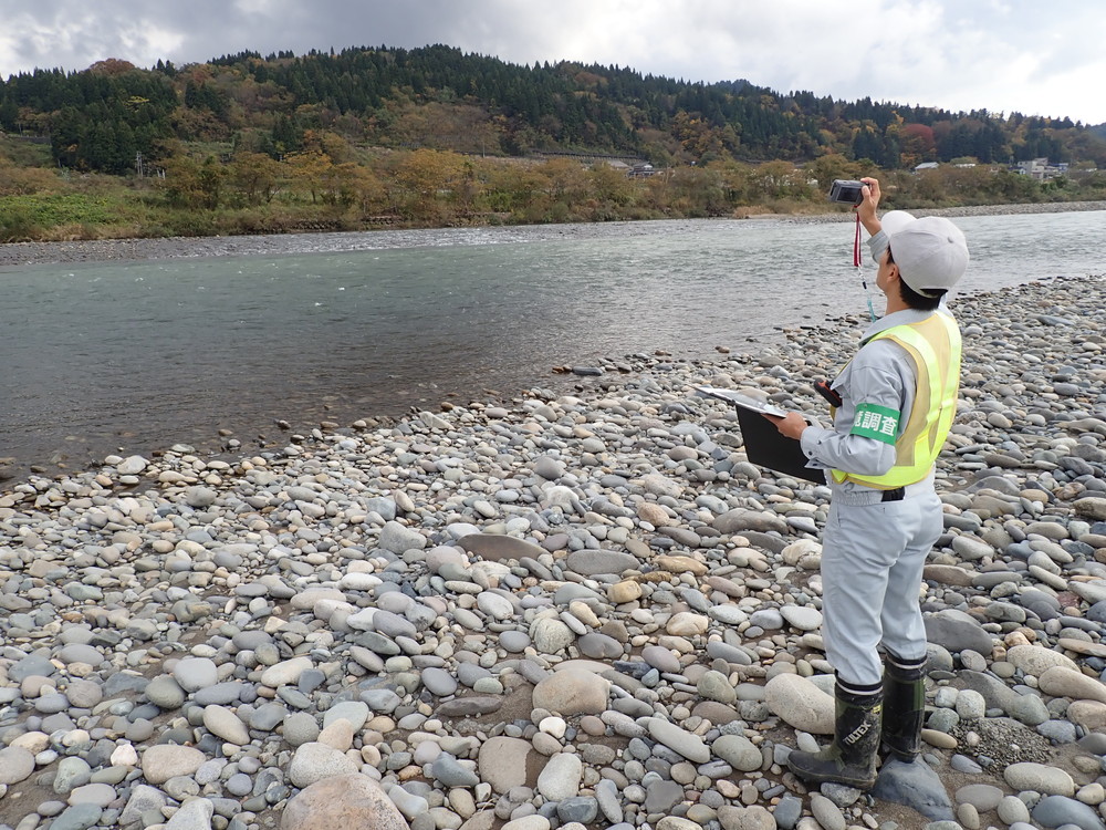 水域調査　現地を踏査し、瀬、淵、ワンド、湧水などの分布を図面に記録します。
